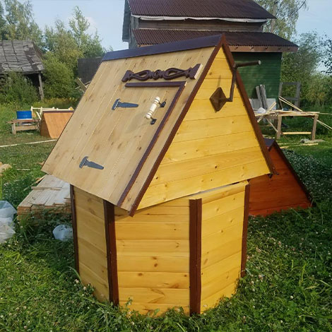 Домик для колодца и дачный туалет в Волоколамском районе